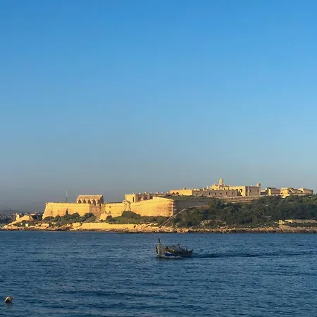 公寓 Spacious Seaside Sanctuary In The Heart Of With An Outdoor Terrace, In The Perfect Location