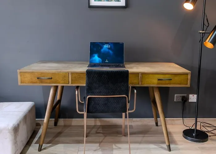 Spacious Seaside Sanctuary In The Heart Of With An Outdoor Terrace, In The Perfect Location 公寓 *