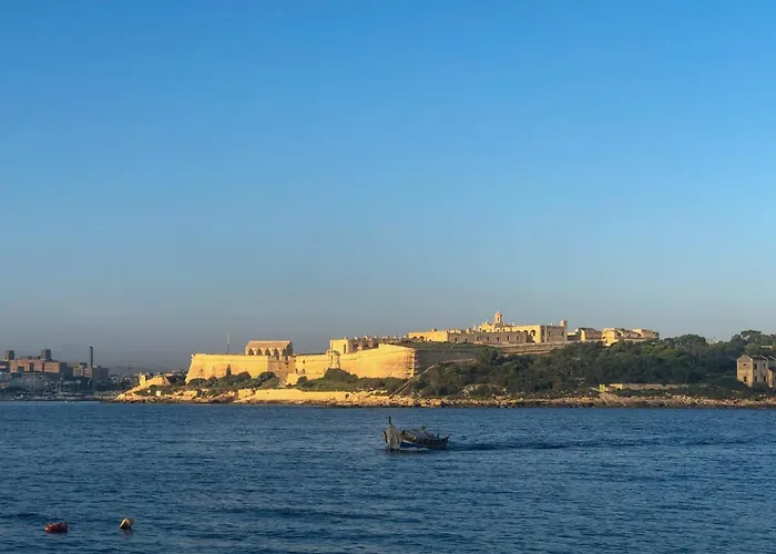 公寓 Spacious Seaside Sanctuary In The Heart Of With An Outdoor Terrace, In The Perfect Location