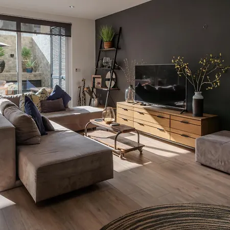 Spacious Seaside Sanctuary In The Heart Of With An Outdoor Terrace, In The Perfect Location Apartment