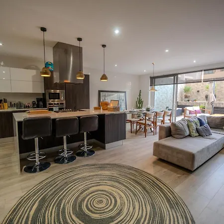 Spacious Seaside Sanctuary In The Heart Of With An Outdoor Terrace, In The Perfect Location Apartment *