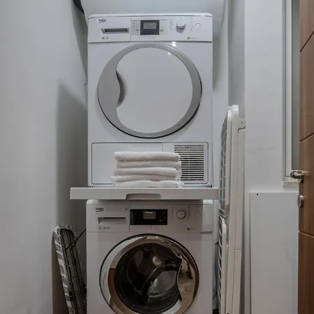 Spacious Seaside Sanctuary In The Heart Of With An Outdoor Terrace, In The Perfect Location Apartment