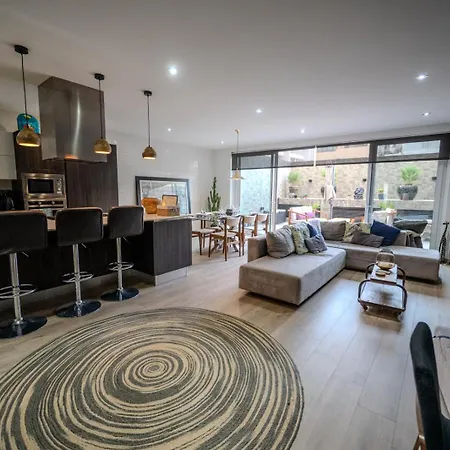 Spacious Seaside Sanctuary In The Heart Of With An Outdoor Terrace, In The Perfect Location Apartment *