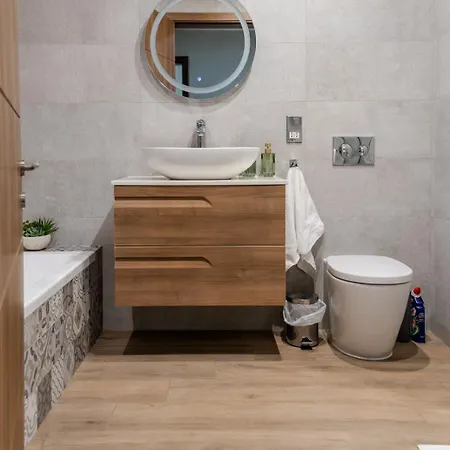 Apartment Spacious Seaside Sanctuary In The Heart Of With An Outdoor Terrace, In The Perfect Location