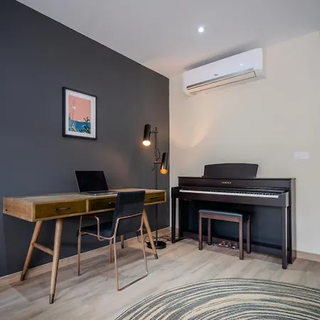 Spacious Seaside Sanctuary In The Heart Of With An Outdoor Terrace, In The Perfect Location