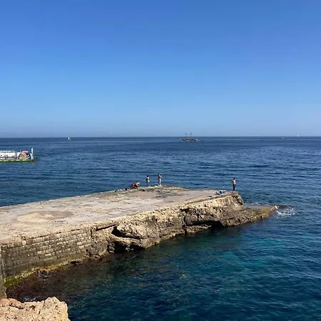Lägenhet Spacious Seaside Sanctuary In The Heart Of With An Outdoor Terrace, In The Perfect Location Sliema