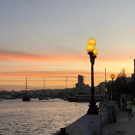 Spacious Seaside Sanctuary In The Heart Of With An Outdoor Terrace, In The Perfect Location Apartment *