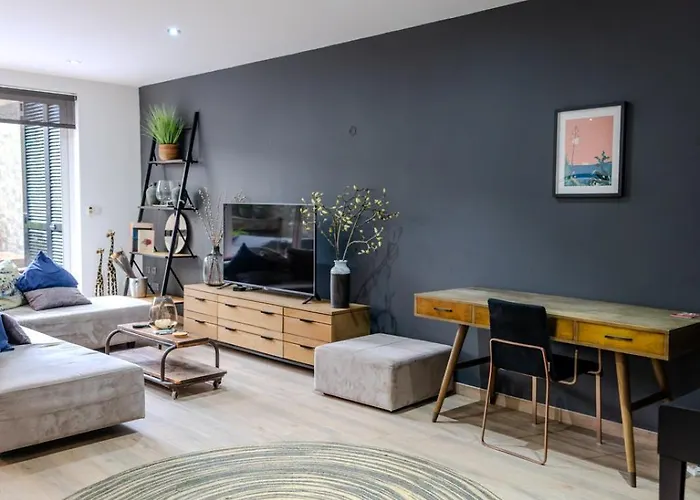 Apartament Spacious Seaside Sanctuary In The Heart Of With An Outdoor Terrace, In The Perfect Location *