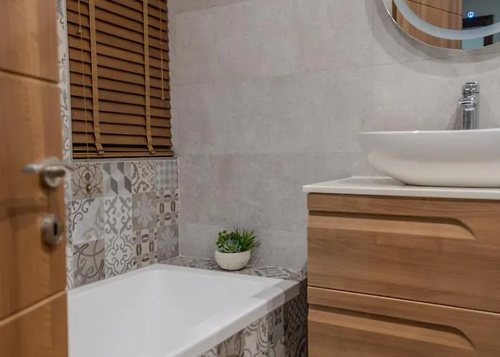 Spacious Seaside Sanctuary In The Heart Of With An Outdoor Terrace, In The Perfect Location * Sliema