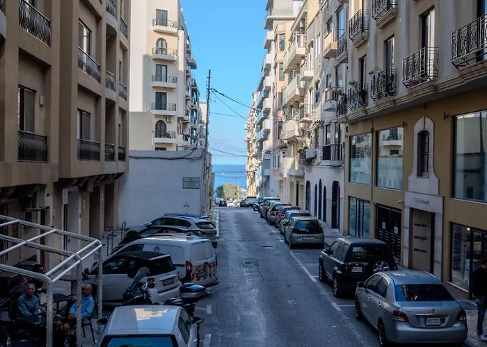 Lägenhet Spacious Seaside Sanctuary In The Heart Of With An Outdoor Terrace, In The Perfect Location Sliema