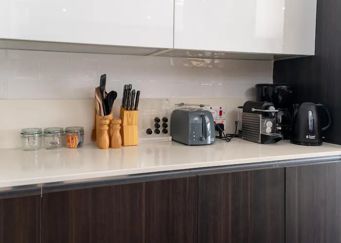 Spacious Seaside Sanctuary In The Heart Of With An Outdoor Terrace, In The Perfect Location *