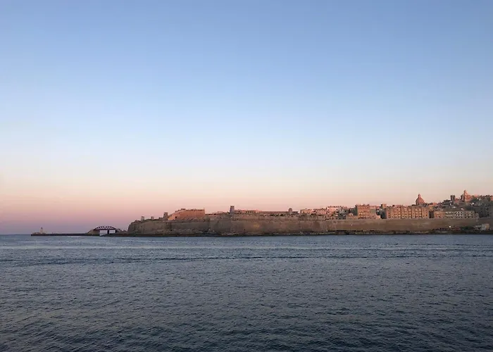 Spacious Seaside Sanctuary In The Heart Of With An Outdoor Terrace, In The Perfect Location Apartament