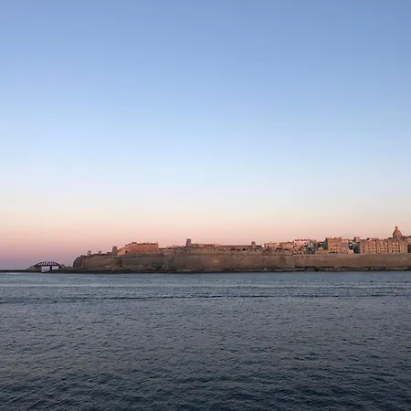 Spacious Seaside Sanctuary In The Heart Of With An Outdoor Terrace, In The Perfect Location Apartman