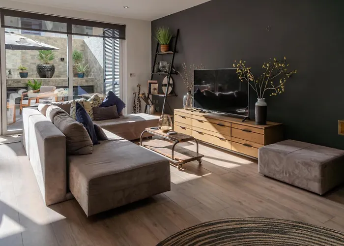 Spacious Seaside Sanctuary In The Heart Of With An Outdoor Terrace, In The Perfect Location Apartman